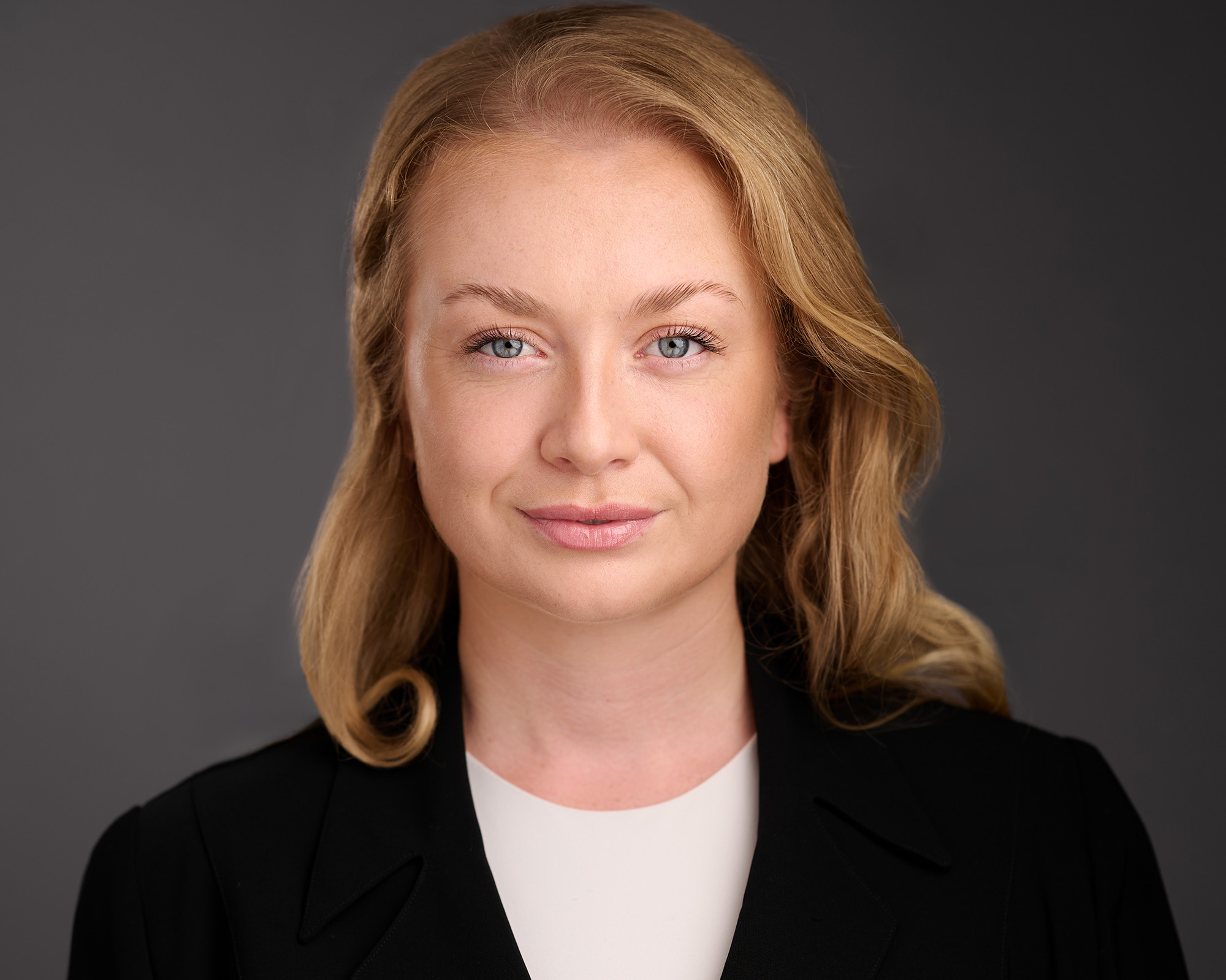 Business-coporate-headshot-profile-photo-picture-Harriet-by-Andrej-Valko